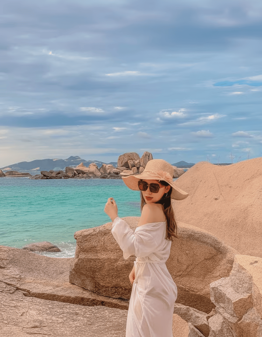 Visitors check in with the romantic and picturesque scenery at Hon Kho Beach